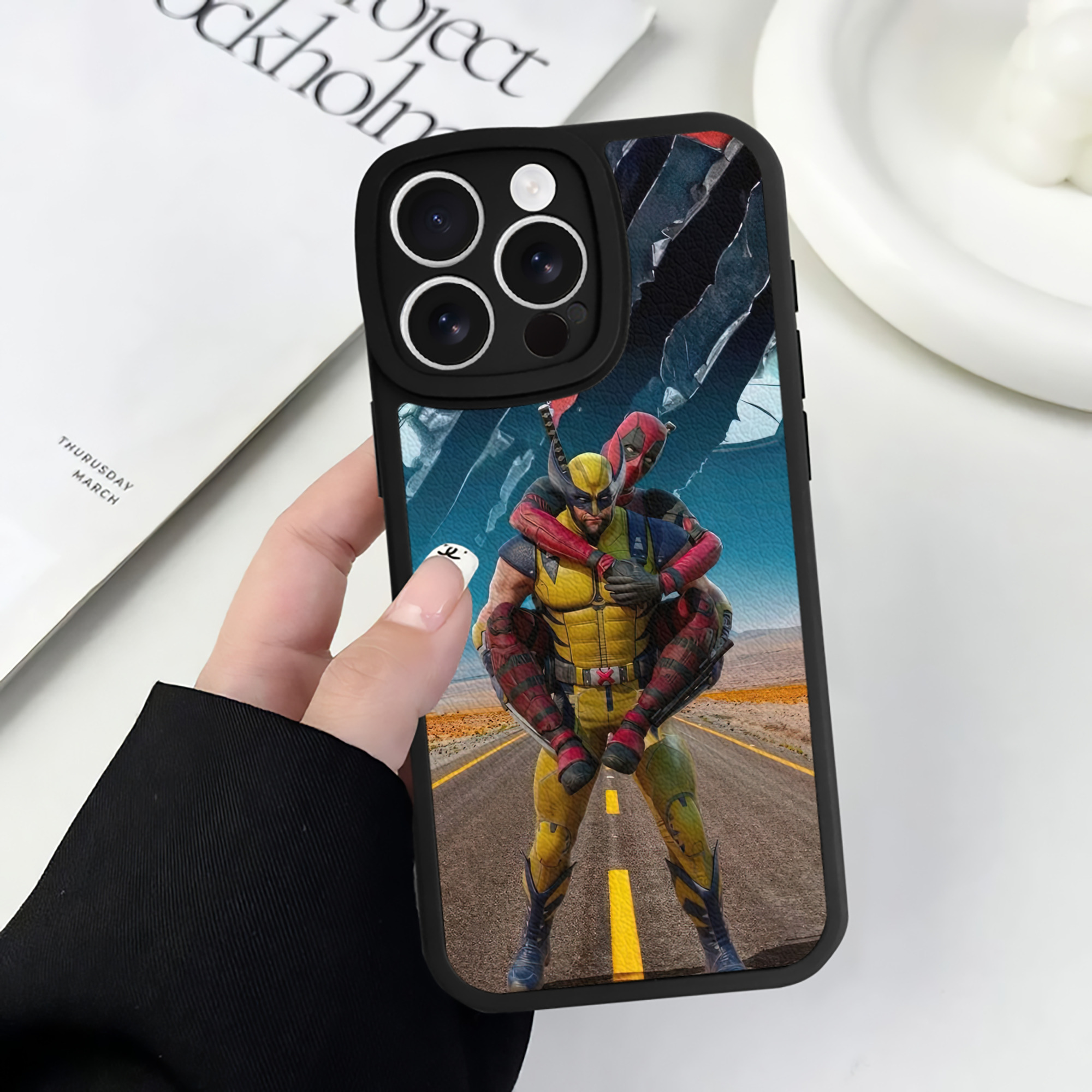（画像用） Deadpool デッドプール 【iPhone 16シリーズ対応】シリコンスマホケース（レザー調） 材質：シリコン